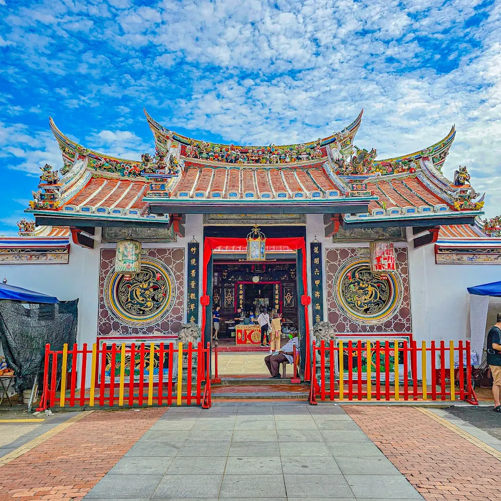 Malacca is known for its religious diversity, and several historic temples can be found in the heritage area. One of the oldest is Cheng Hoon Teng Temple, a traditional Chinese temple showcasing intricate wood carvings and ornate decorations. Nearby stands Sri Poyyatha Vinayagar Moorthi Temple, one of the oldest Hindu temples in Malaysia. These temples, located close to mosques and churches in the old town, reflect Malacca’s multicultural history and peaceful coexistence of different faiths.