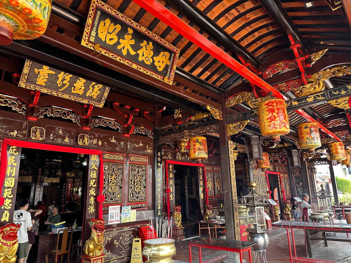 Malacca is known for its religious diversity, and several historic temples can be found in the heritage area. One of the oldest is Cheng Hoon Teng Temple, a traditional Chinese temple showcasing intricate wood carvings and ornate decorations. Nearby stands Sri Poyyatha Vinayagar Moorthi Temple, one of the oldest Hindu temples in Malaysia. These temples, located close to mosques and churches in the old town, reflect Malacca’s multicultural history and peaceful coexistence of different faiths.