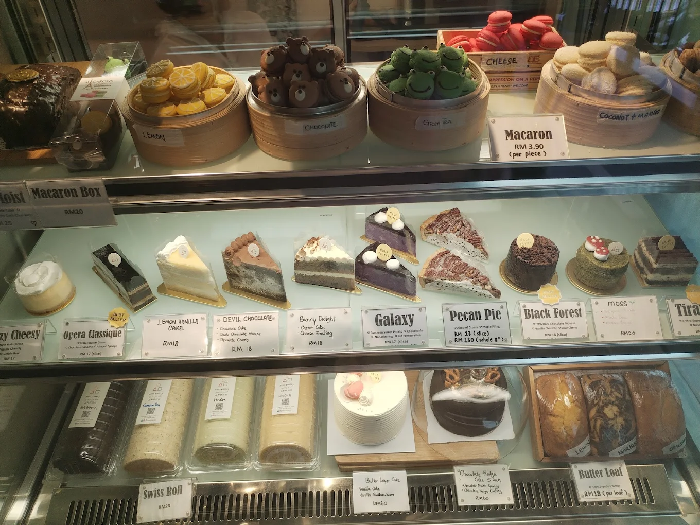 Cameron Highlands offers a good selection of halal restaurants, especially in Tanah Rata and Brinchang. Muslim travelers can enjoy local Malaysian dishes, Asian cuisine, and simple Western meals prepared according to halal standards. The cool climate and relaxed atmosphere make dining in Cameron Highlands comfortable and family-friendly.