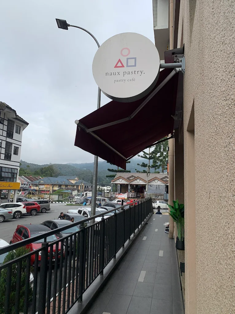 Cameron Highlands offers a good selection of halal restaurants, especially in Tanah Rata and Brinchang. Muslim travelers can enjoy local Malaysian dishes, Asian cuisine, and simple Western meals prepared according to halal standards. The cool climate and relaxed atmosphere make dining in Cameron Highlands comfortable and family-friendly.