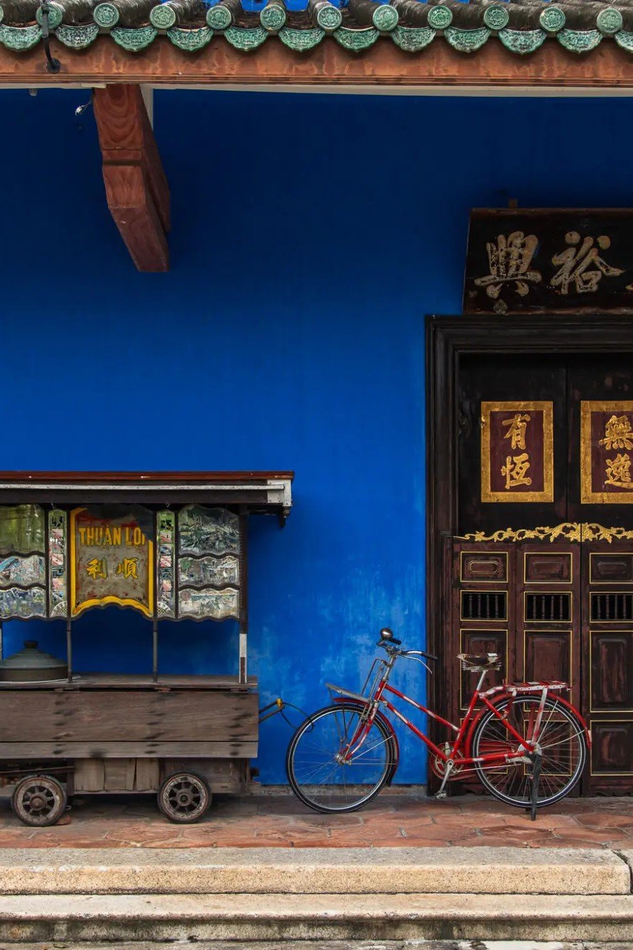 Cheong Fatt Tze Mansion, also known as the Blue Mansion, is one of Penang’s most iconic heritage buildings in George Town. Built in the 19th century by Chinese merchant Cheong Fatt Tze, the indigo-blue mansion showcases a unique blend of Chinese, Malay, and European architectural influences. Today, it operates as a boutique heritage hotel and museum, offering guided tours that highlight Penang’s rich cultural history. A must-visit landmark for travelers exploring George Town.