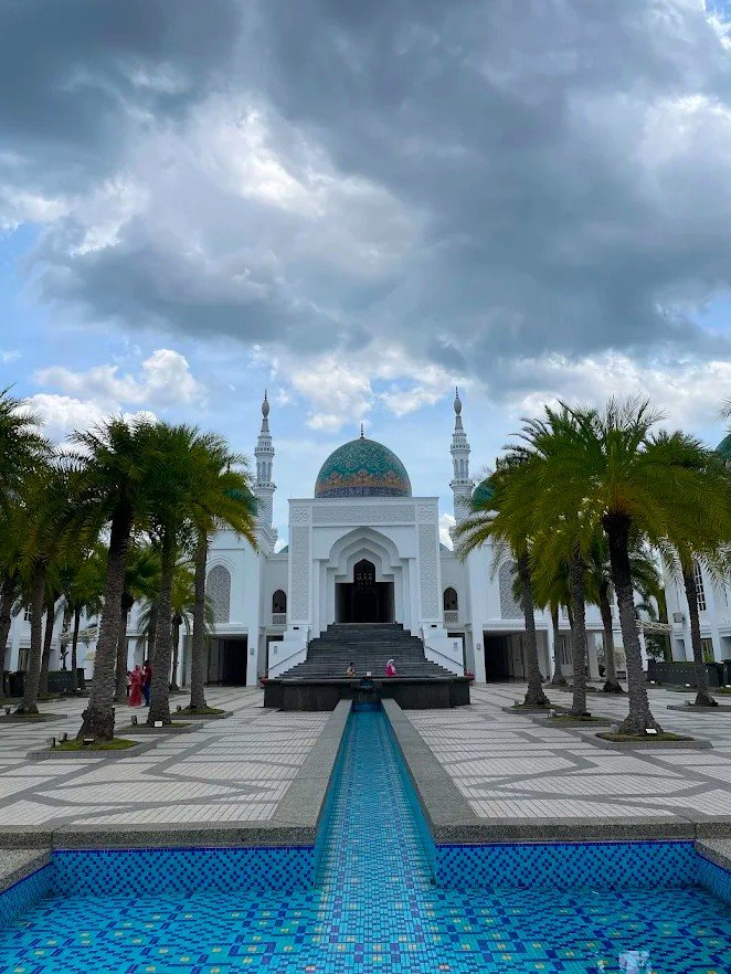 Masjid Al-Bukhary, located in Bandar Baru Sungai Pinang near George Town, is one of Penang’s most beautiful modern mosques. Built with inspiration from Middle Eastern architecture, it features a grand golden dome, elegant arches, and a spacious prayer hall. The mosque welcomes visitors outside prayer times and offers full facilities for worshippers. Its impressive design and peaceful surroundings make Masjid Al-Bukhary an important Islamic landmark in Penang.
