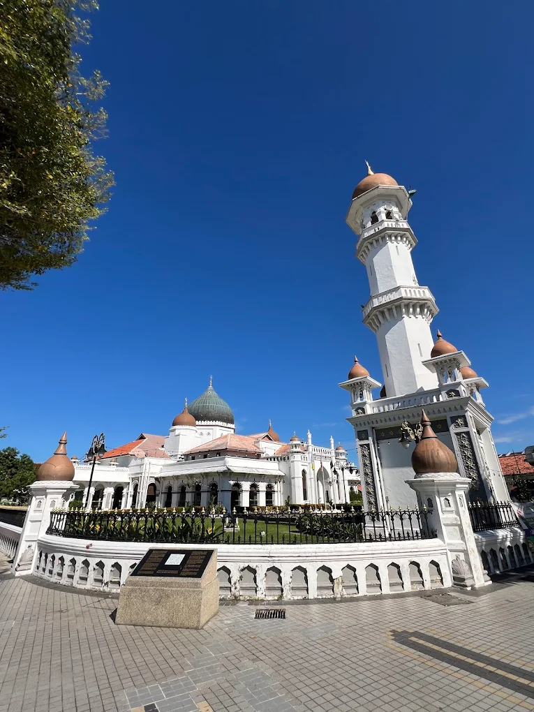 Kapitan Keling Mosque is one of the most iconic mosques in George Town. Built in the early 19th century by Indian Muslim traders, the mosque features beautiful Indo-Moorish architecture with a striking white dome and minaret. Located in the heart of the UNESCO heritage zone, it remains an active place of worship and an important symbol of Penang’s Islamic heritage. Visitors are welcome outside prayer times, making it a key landmark for Muslim travelers exploring George Town.