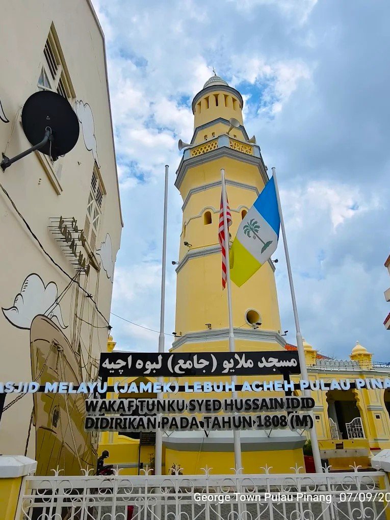Masjid Melayu Lebuh Acheh, also known as the Acheen Street Mosque, is one of the oldest Malay mosques in George Town. Built in the early 19th century by the Acehnese Muslim community, it played an important role as a gathering place for pilgrims traveling to Makkah. The mosque features traditional Islamic architecture with a distinctive minaret and remains an active place of worship. Located within the UNESCO heritage zone, it is a significant landmark for Muslim travelers exploring Penang’s Islamic history.
