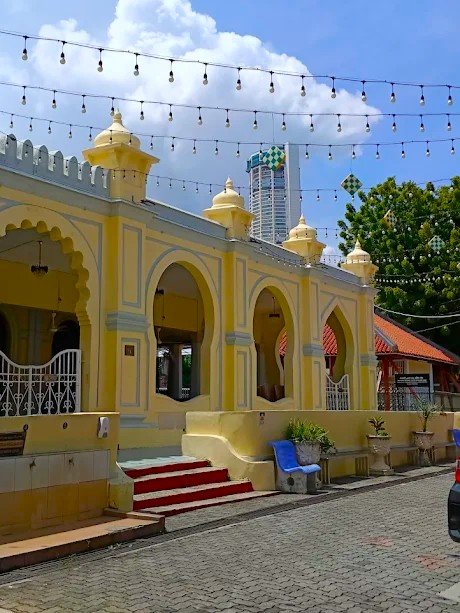 Masjid Melayu Lebuh Acheh, also known as the Acheen Street Mosque, is one of the oldest Malay mosques in George Town. Built in the early 19th century by the Acehnese Muslim community, it played an important role as a gathering place for pilgrims traveling to Makkah. The mosque features traditional Islamic architecture with a distinctive minaret and remains an active place of worship. Located within the UNESCO heritage zone, it is a significant landmark for Muslim travelers exploring Penang’s Islamic history.