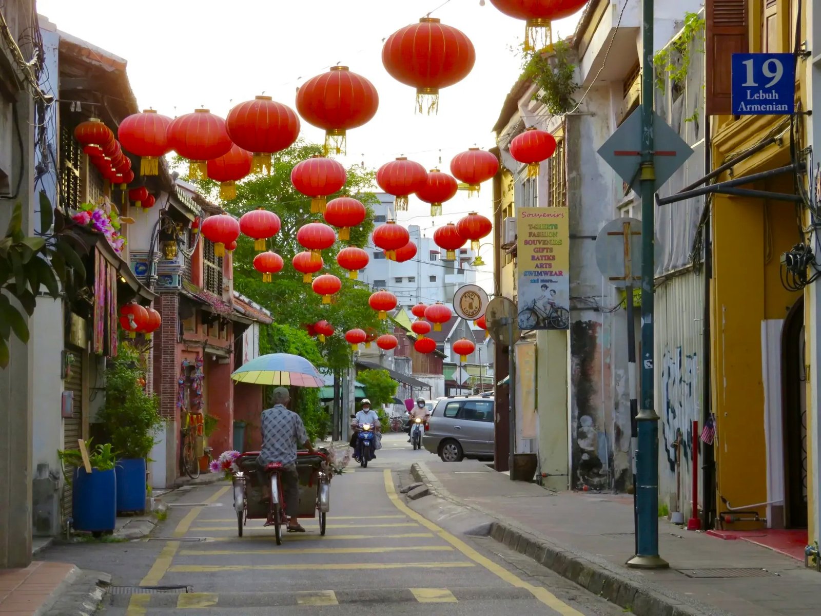 Penang is a Muslim-friendly travel destination offering halal food, mosques, and cultural heritage. In George Town, visit Kapitan Keling Mosque and enjoy famous halal nasi kandar. Relax at Batu Ferringhi for a beach escape. With easy access to prayer facilities and halal dining, Penang is ideal for Muslim halal travel in Malaysia.