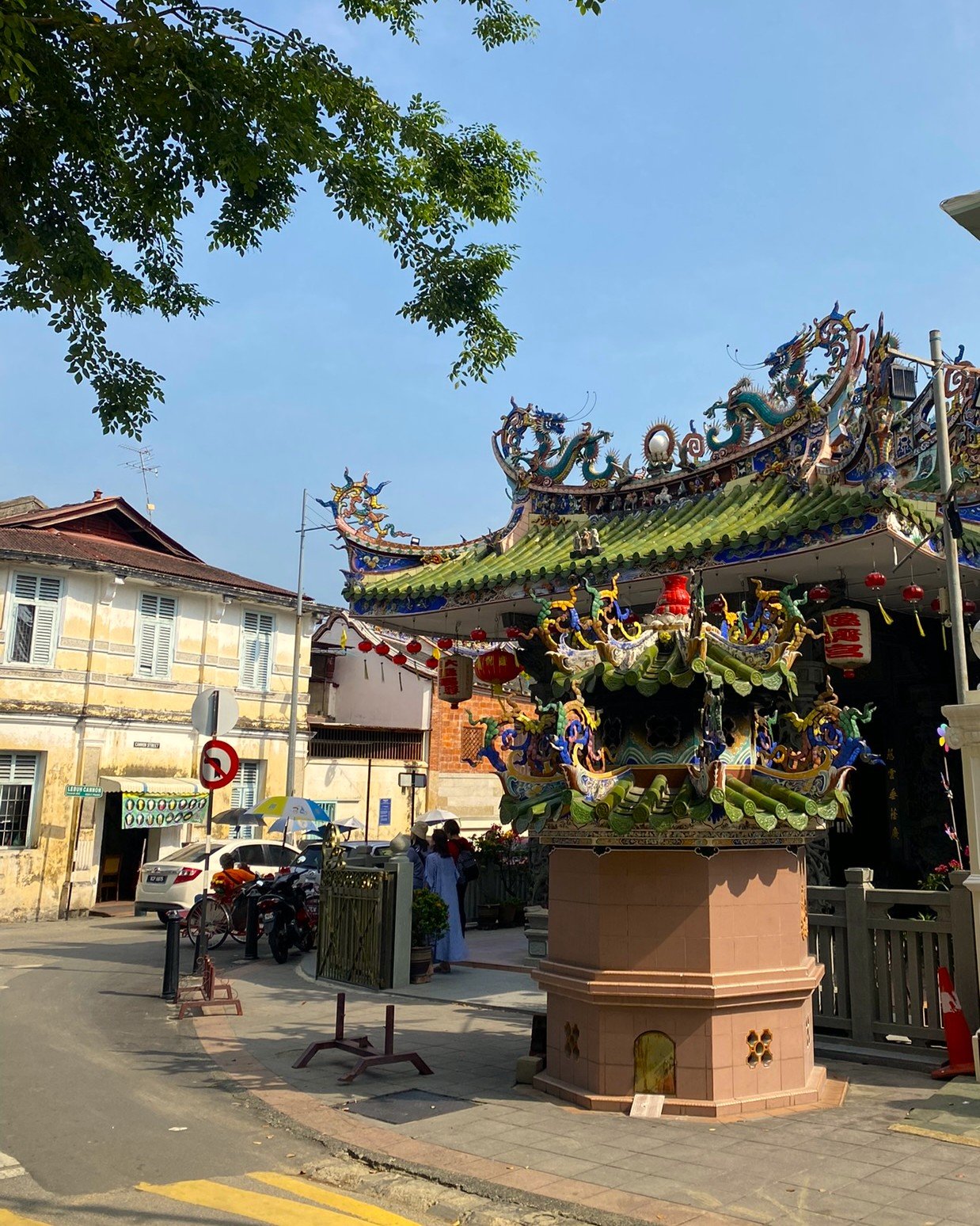 Penang is a Muslim-friendly travel destination offering halal food, mosques, and cultural heritage. In George Town, visit Kapitan Keling Mosque and enjoy famous halal nasi kandar. Relax at Batu Ferringhi for a beach escape. With easy access to prayer facilities and halal dining, Penang is ideal for Muslim halal travel in Malaysia.