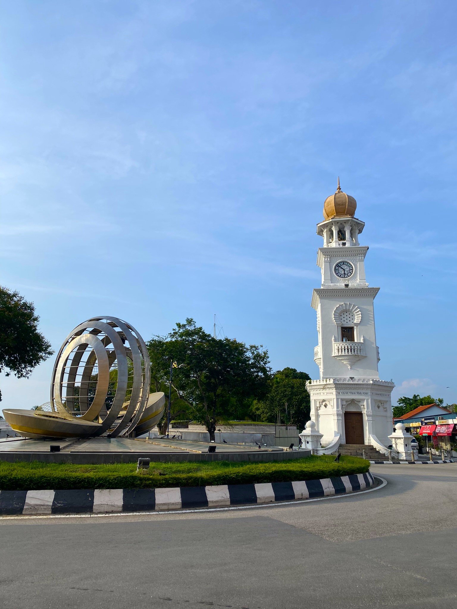 Penang is a Muslim-friendly travel destination offering halal food, mosques, and cultural heritage. In George Town, visit Kapitan Keling Mosque and enjoy famous halal nasi kandar. Relax at Batu Ferringhi for a beach escape. With easy access to prayer facilities and halal dining, Penang is ideal for Muslim halal travel in Malaysia.