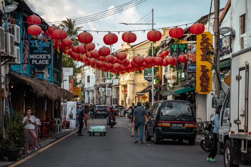 Penang is home to impressive temples that reflect its multicultural heritage. The most famous is Kek Lok Si Temple, one of the largest Buddhist temples in Southeast Asia, located in Air Itam. In George Town, you can also visit Sri Mahamariamman Temple, a colorful and historic Hindu temple in the old town. These landmarks showcase Penang’s religious diversity and rich cultural history.