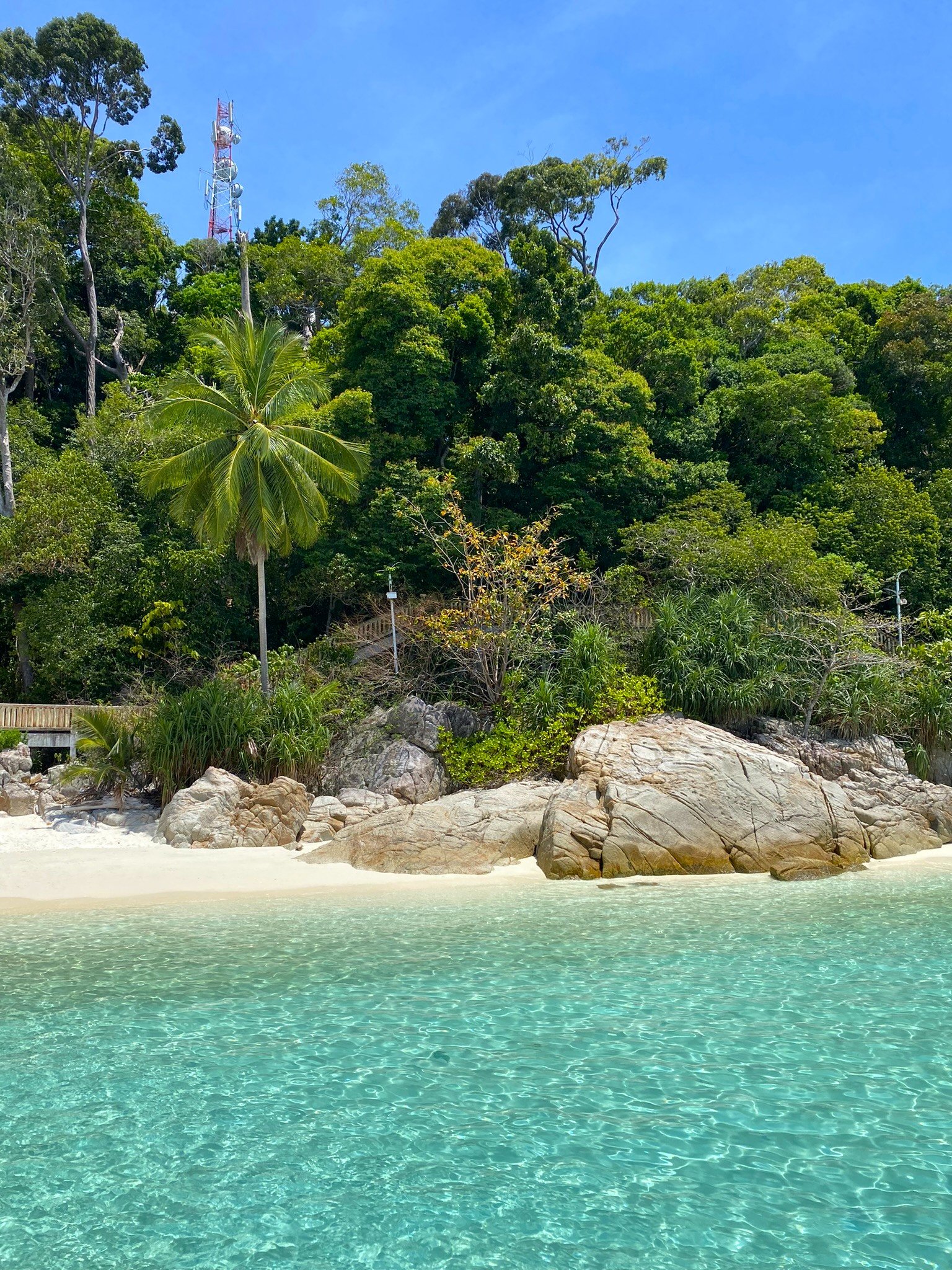 The Perhentian Islands are a tropical paradise off the northeast coast of Malaysia, known for crystal-clear waters, white sandy beaches, and vibrant coral reefs. The two main islands, Perhentian Kecil and Perhentian Besar, offer stunning snorkeling, diving, and relaxed beachfront stays. With halal food widely available and a laid-back island atmosphere, the Perhentian Islands are perfect for Muslim-friendly beach travel in Malaysia.