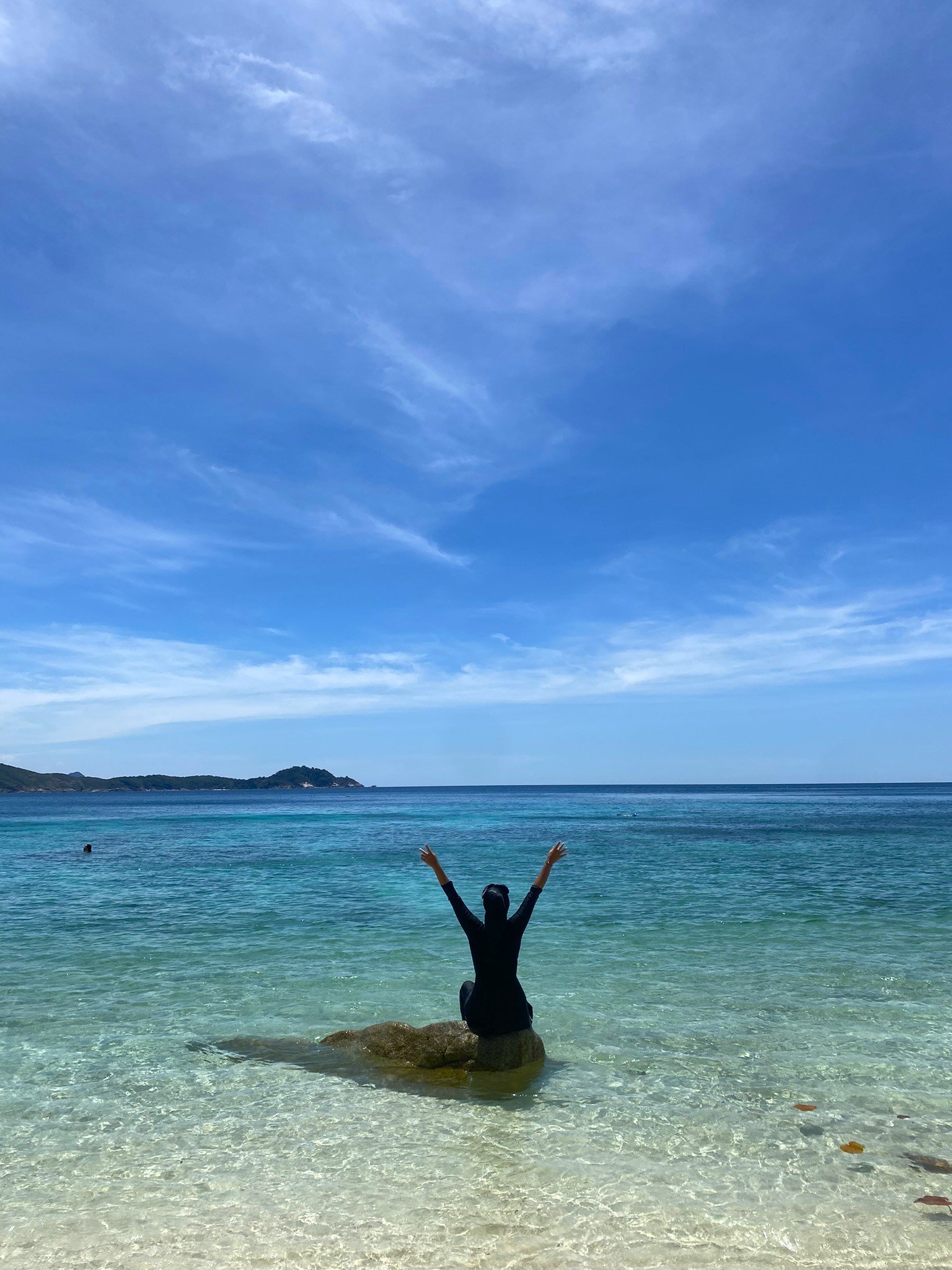 The Perhentian Islands are known for their beautiful beaches with white sand and crystal-clear water. Popular spots like Long Beach and Coral Bay offer excellent swimming, snorkeling, and stunning sunsets. As part of Malaysia, the islands are also a Muslim-friendly destination, with nearby halal food options and prayer facilities, making it easy for Muslim travelers to enjoy a relaxing tropical beach holiday.