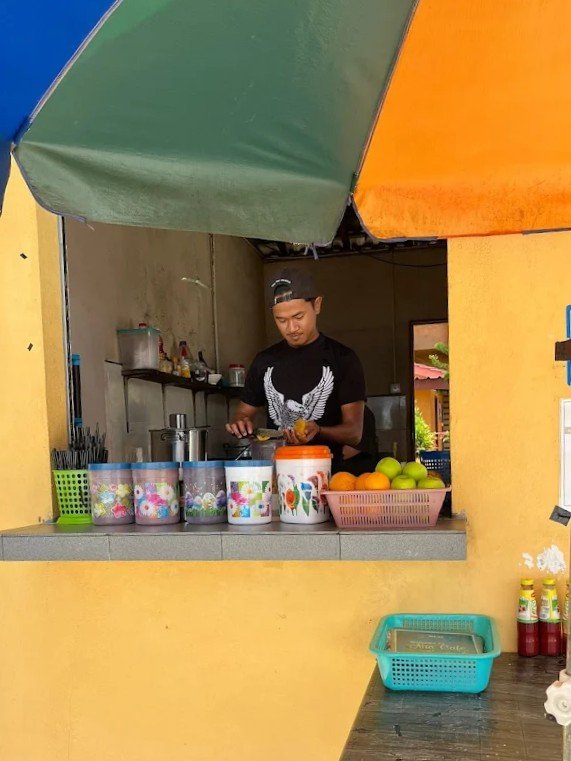 Many restaurants in the Perhentian Islands are halal and Muslim-friendly, making the islands a great destination for Muslim travelers visiting Malaysia. Most eateries serve halal dishes such as fresh seafood, nasi goreng, and traditional Malay meals. Visitors can enjoy beachside dining while experiencing the relaxed tropical atmosphere of the Perhentian Islands.