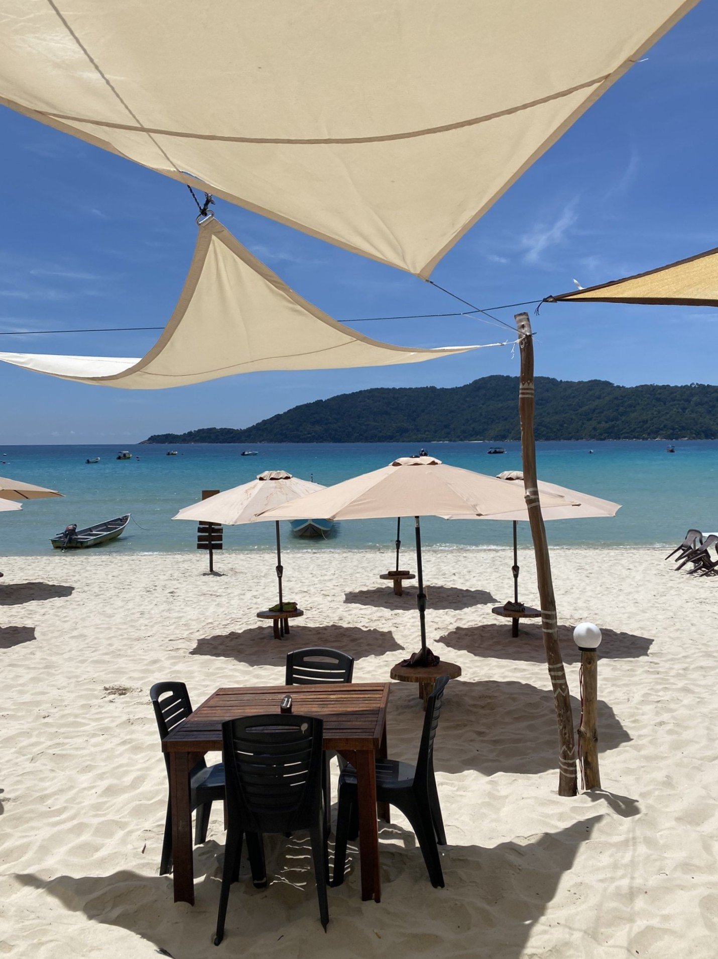 Many restaurants in the Perhentian Islands are halal and Muslim-friendly, making the islands a great destination for Muslim travelers visiting Malaysia. Most eateries serve halal dishes such as fresh seafood, nasi goreng, and traditional Malay meals. Visitors can enjoy beachside dining while experiencing the relaxed tropical atmosphere of the Perhentian Islands.