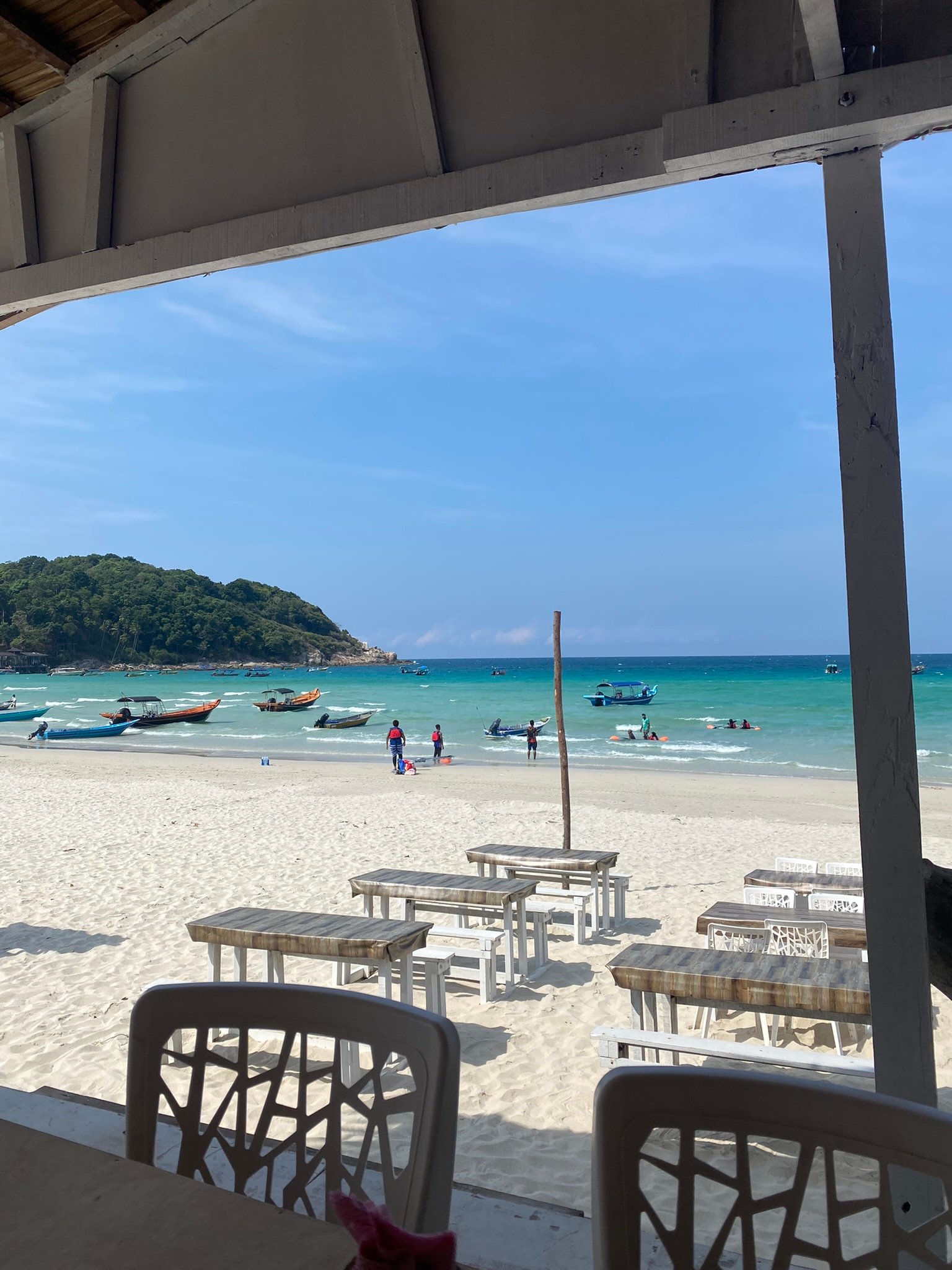 Many restaurants in the Perhentian Islands are halal and Muslim-friendly, making the islands a great destination for Muslim travelers visiting Malaysia. Most eateries serve halal dishes such as fresh seafood, nasi goreng, and traditional Malay meals. Visitors can enjoy beachside dining while experiencing the relaxed tropical atmosphere of the Perhentian Islands.