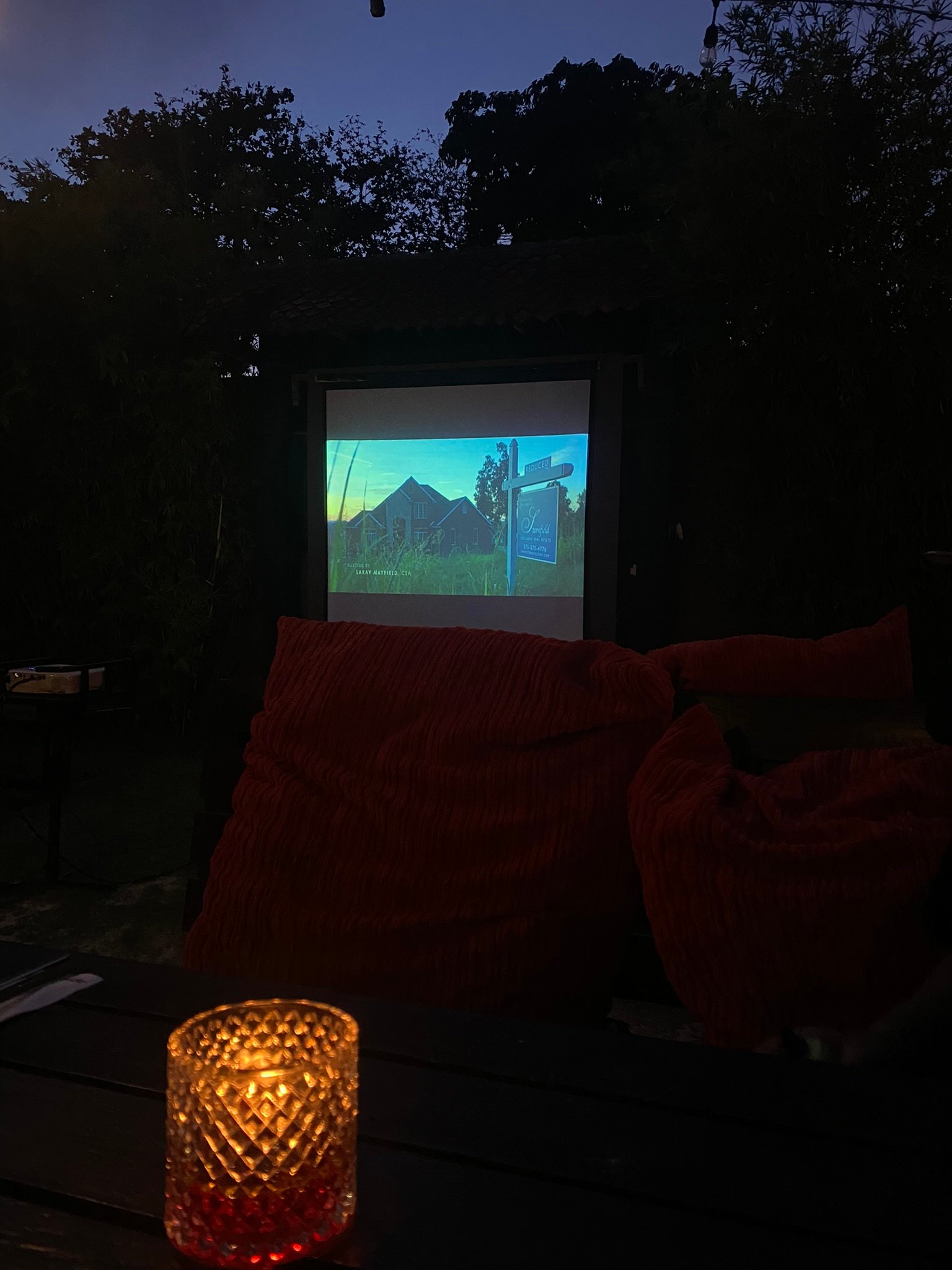Watching a movie on the beach in the Perhentian Islands is a unique evening experience for travelers visiting this tropical destination in Malaysia. Several beach bars and resorts organize outdoor movie nights where visitors can relax on beanbags or beach chairs while enjoying a film under the stars. With the sound of the ocean and a relaxed island atmosphere, a beach movie night is one of the most memorable things to do in the Perhentian Islands.