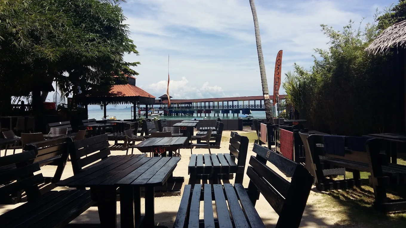 Watching a movie on the beach in the Perhentian Islands is a unique evening experience for travelers visiting this tropical destination in Malaysia. Several beach bars and resorts organize outdoor movie nights where visitors can relax on beanbags or beach chairs while enjoying a film under the stars. With the sound of the ocean and a relaxed island atmosphere, a beach movie night is one of the most memorable things to do in the Perhentian Islands.