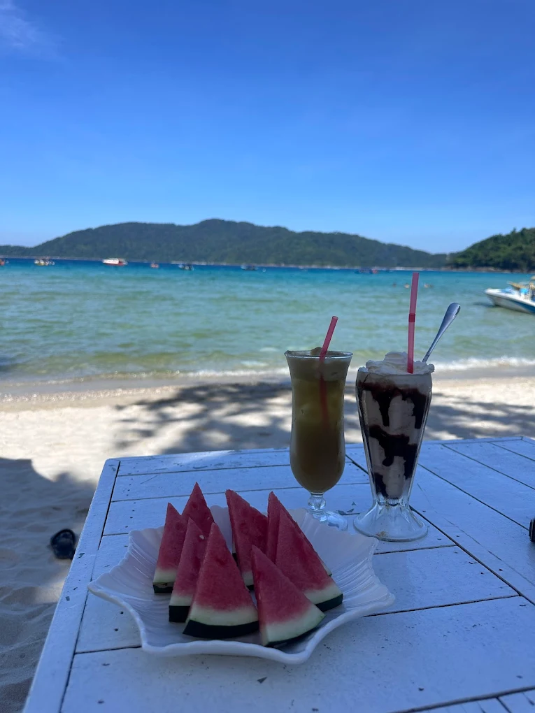 Many restaurants in the Perhentian Islands are halal and Muslim-friendly, making the islands a great destination for Muslim travelers visiting Malaysia. Most eateries serve halal dishes such as fresh seafood, nasi goreng, and traditional Malay meals. Visitors can enjoy beachside dining while experiencing the relaxed tropical atmosphere of the Perhentian Islands.