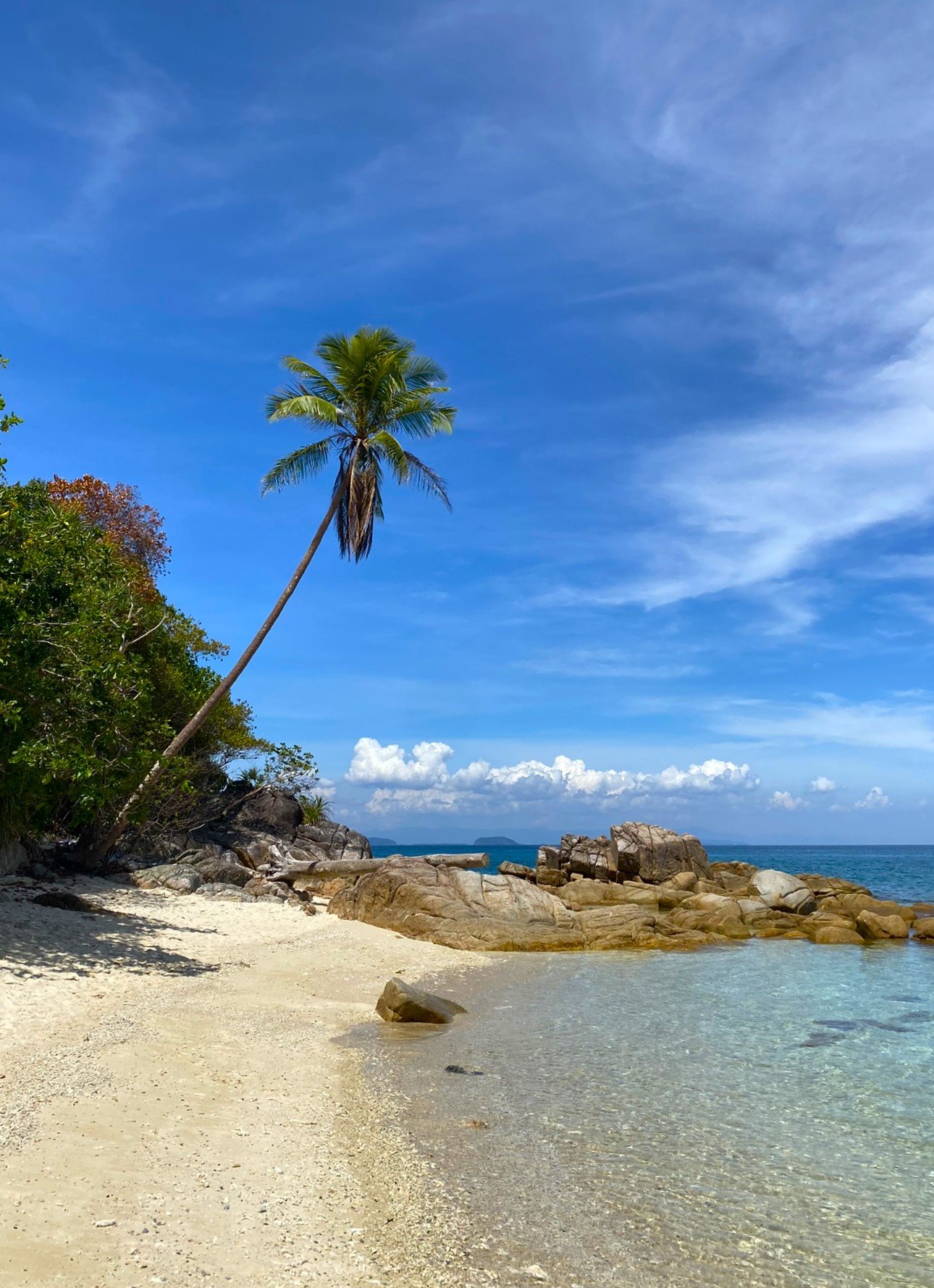 The Perhentian Islands are known for their beautiful beaches with white sand and crystal-clear water. Popular spots like Long Beach and Coral Bay offer excellent swimming, snorkeling, and stunning sunsets. As part of Malaysia, the islands are also a Muslim-friendly destination, with nearby halal food options and prayer facilities, making it easy for Muslim travelers to enjoy a relaxing tropical beach holiday.
