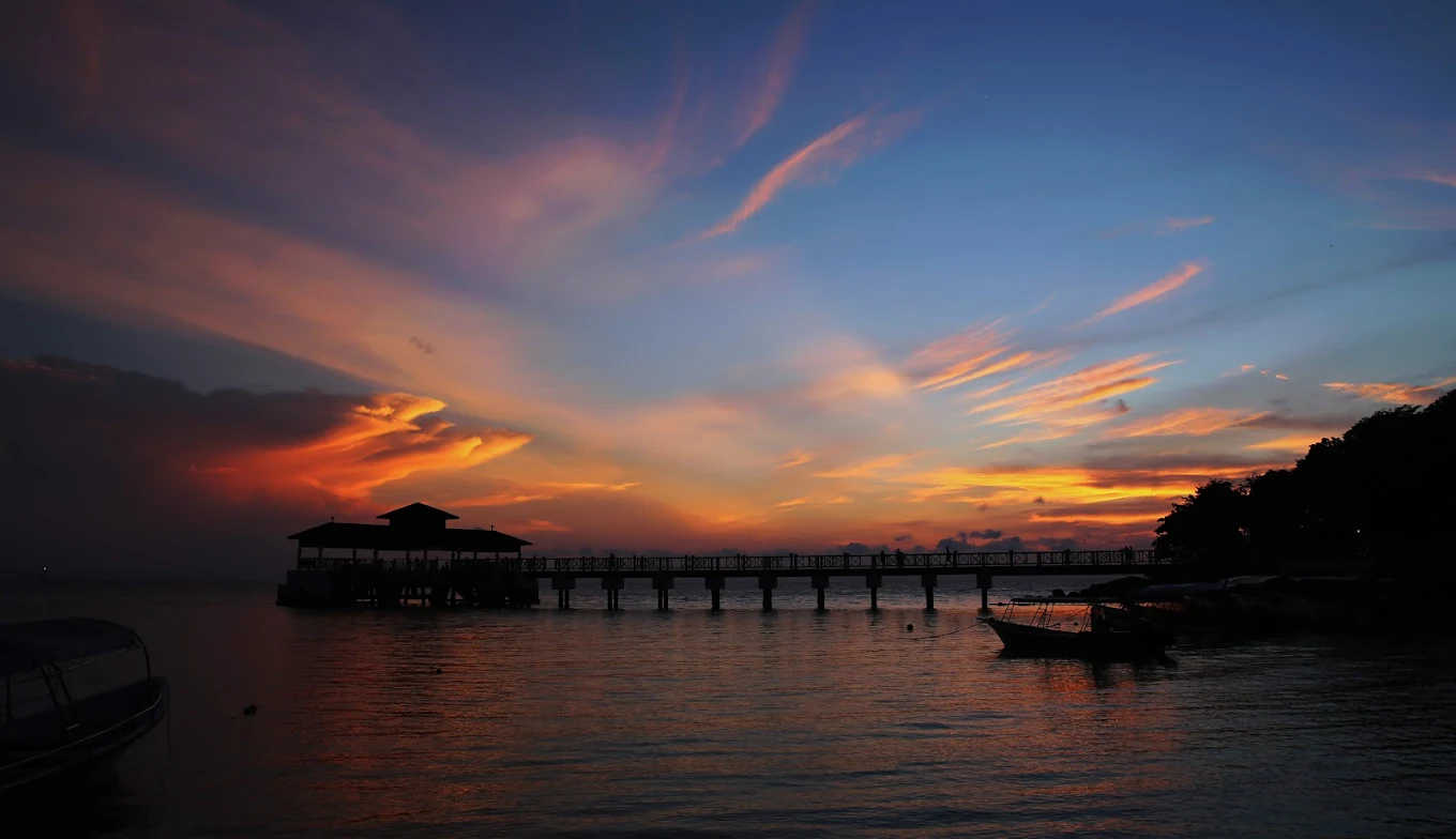 Watching the sunset at Coral Bay is one of the most beautiful experiences in the Perhentian Islands. Located on Perhentian Kecil, Coral Bay offers stunning sunset views as the sun sets over the sea, painting the sky with orange and pink colors. Visitors often relax on the beach or at nearby restaurants while enjoying the peaceful evening atmosphere. Sunset at Coral Bay is a perfect way to end the day while visiting the tropical islands of Malaysia.