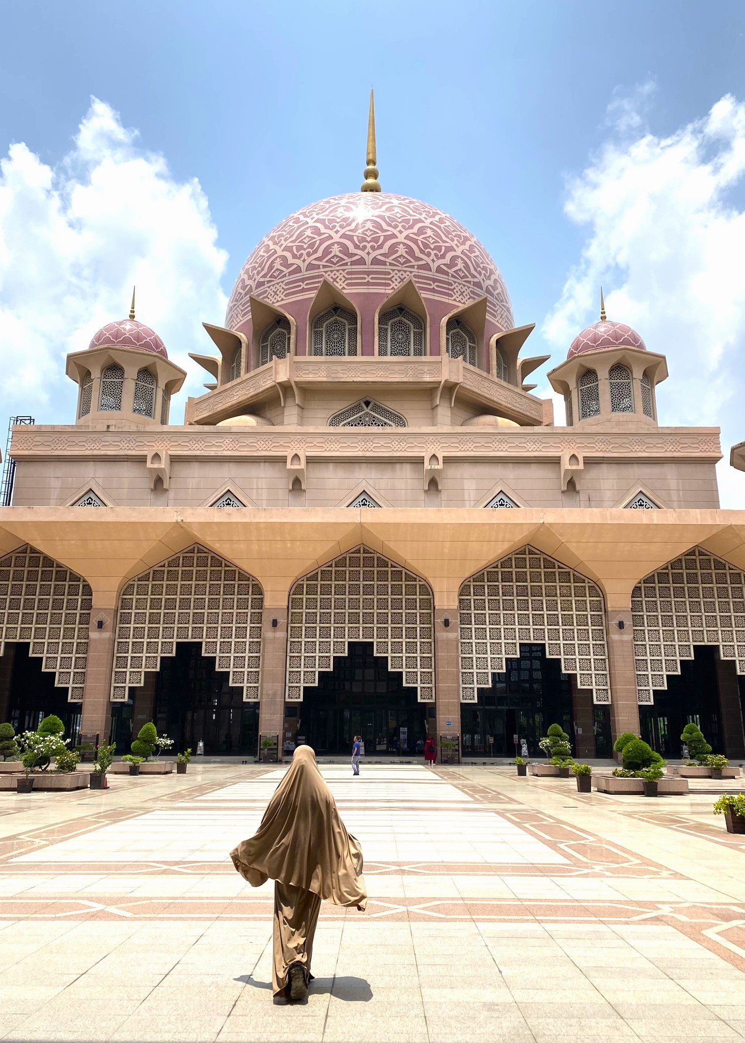Putra Mosque, known as the Pink Mosque, is one of Malaysia’s most photographed Islamic landmarks, set beside the scenic Putrajaya Lake. With its soft rose-colored dome, elegant minaret and peaceful prayer halls, the mosque offers a serene atmosphere for worship and reflection. Muslim travellers can join guided visits outside prayer times, explore the lakeside promenade and enjoy family-friendly parks nearby. Easily reachable from Kuala Lumpur by train, bus or Grab, the Pink Mosque is a must-see stop for anyone visiting Putrajaya.