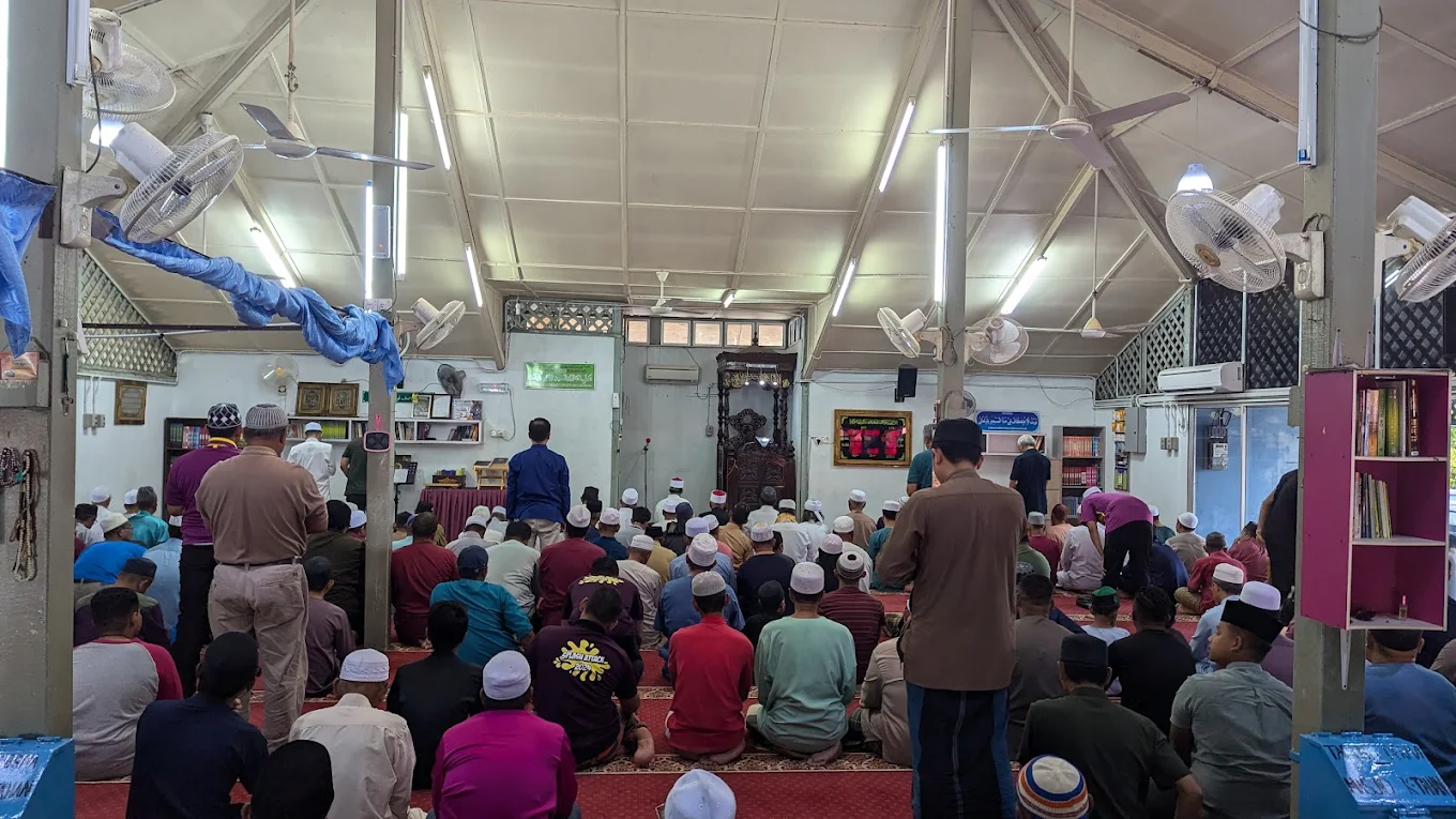 Muslim-friendly travel in Taman Negara is easy with nearby mosques and halal food options for visitors.