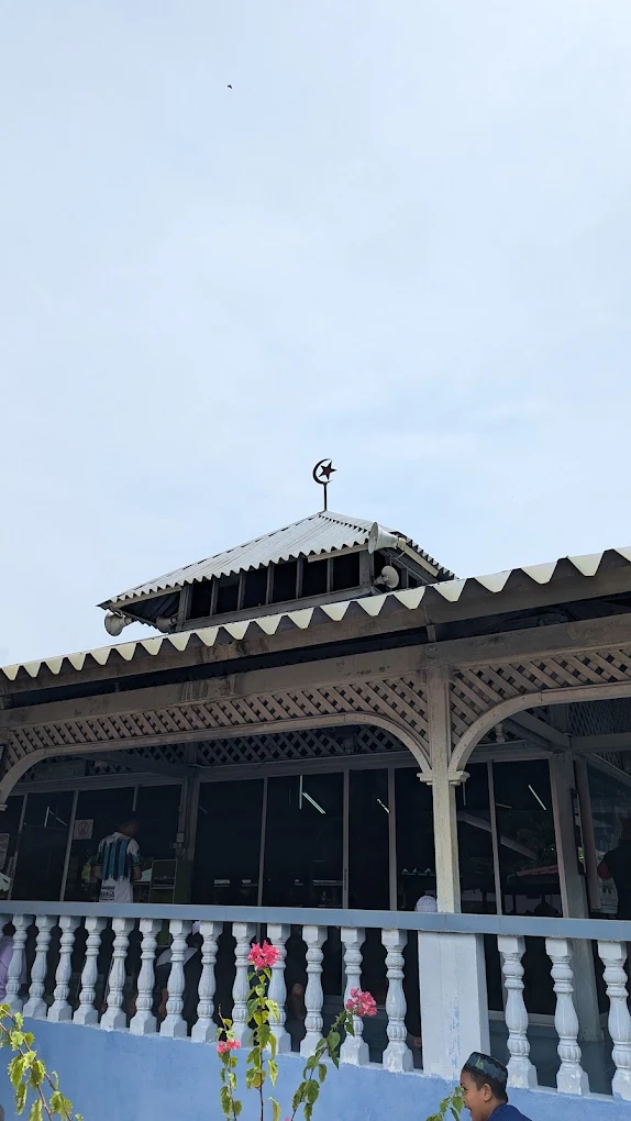 Muslim-friendly travel in Taman Negara is easy with nearby mosques and halal food options for visitors.