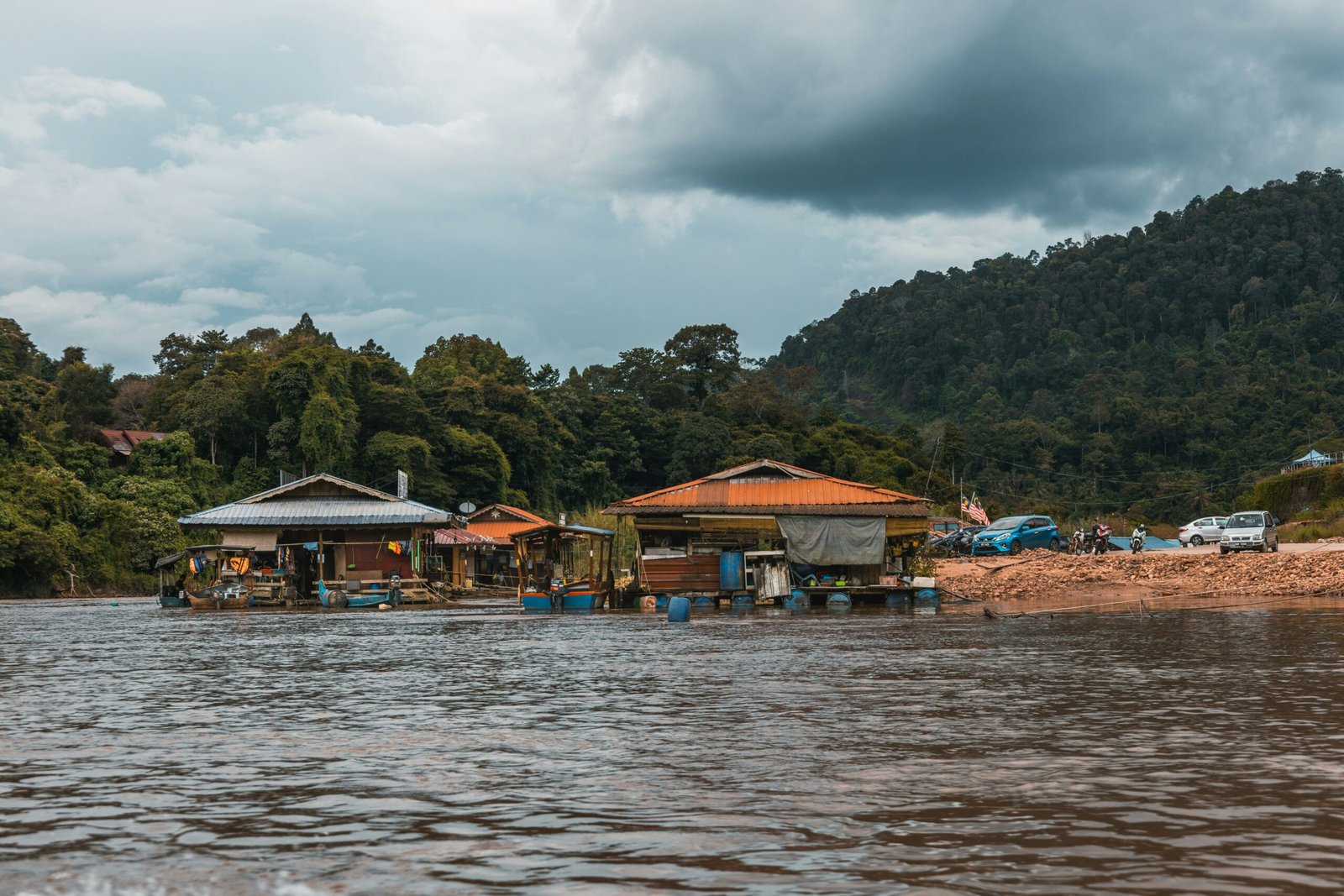 Discover the famous canopy walkway in Taman Negara while enjoying a halal-friendly nature adventure in one of the world’s oldest rainforests.