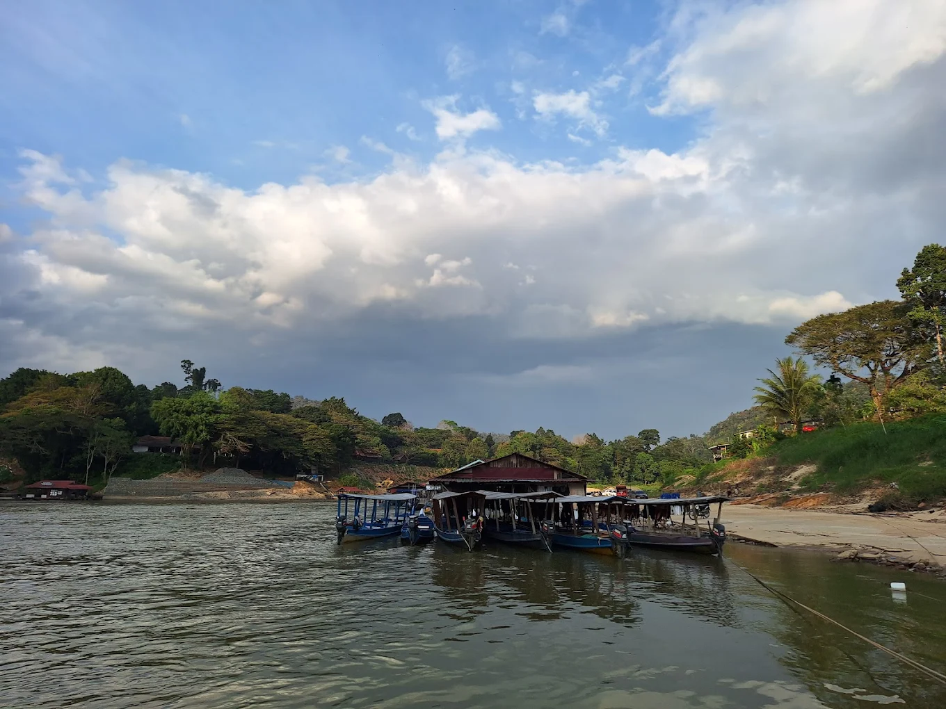 Experience river cruises and rainforest wildlife in Taman Negara, an ideal destination for Muslim-friendly and halal travel in Malaysia.