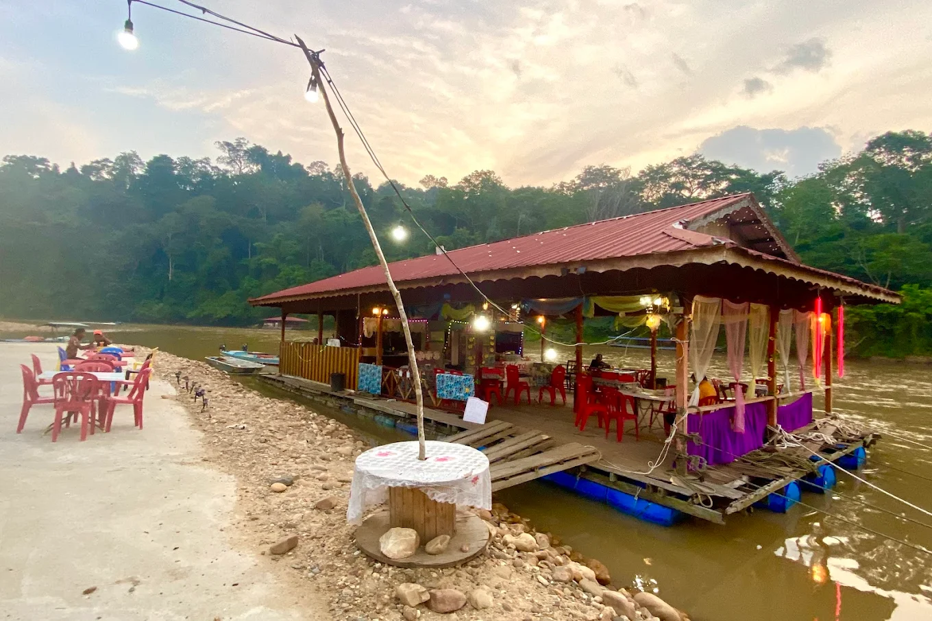 Enjoy delicious halal food near Taman Negara, where Muslim travelers can taste authentic Malaysian dishes while exploring the beauty of the rainforest.