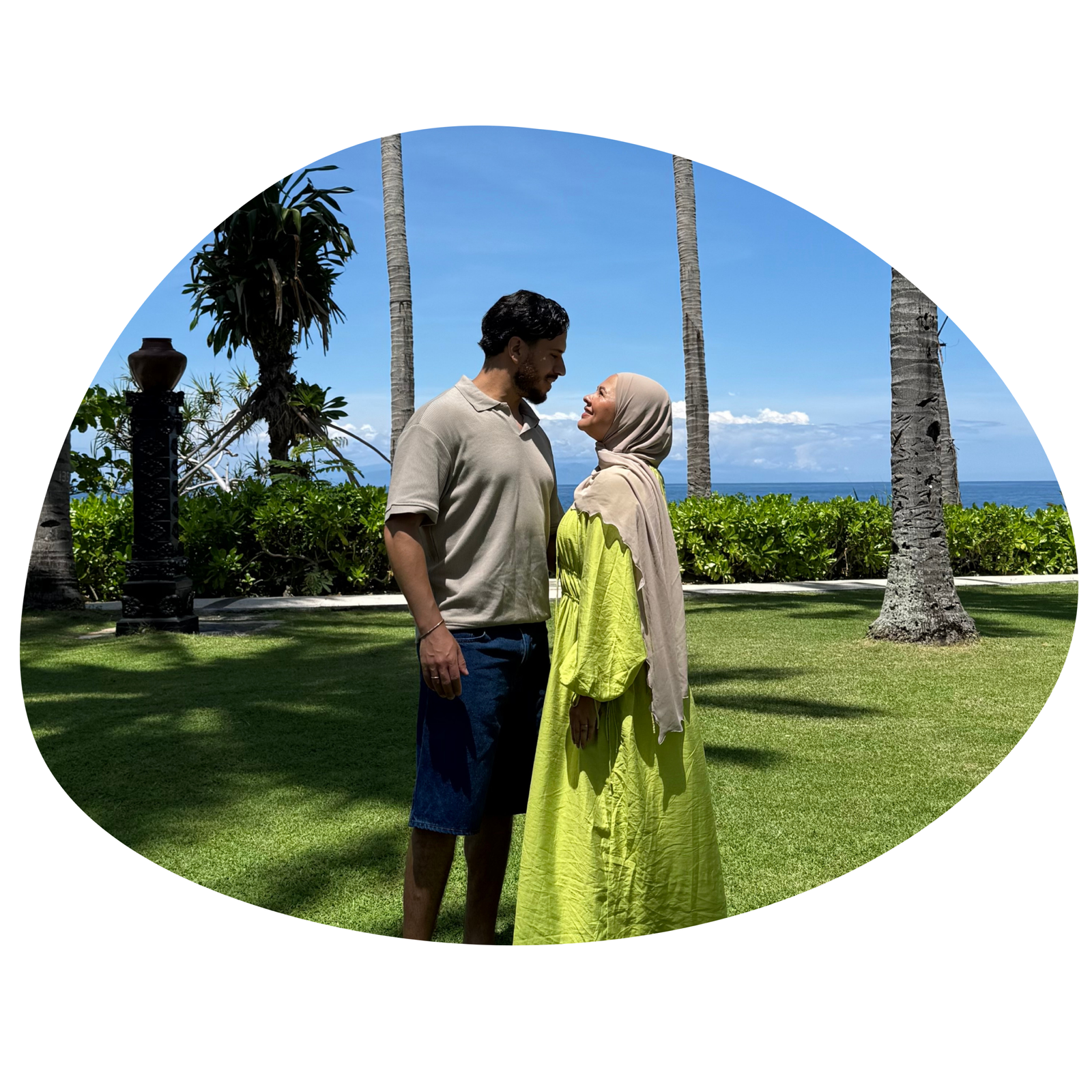 In 2023 we decided to quit our jobs, pack our bags and book a one-way ticket to South East Asia. When traveling to these countries, it wasn’t always easy to find halal food, Muslim-friendly activities and mosques. That’s why we’ve spent a lot of time doing research so we could start Halal Travel Asia. A blog meant to take you along on our halal-travel journey, always with respect for local cultures.