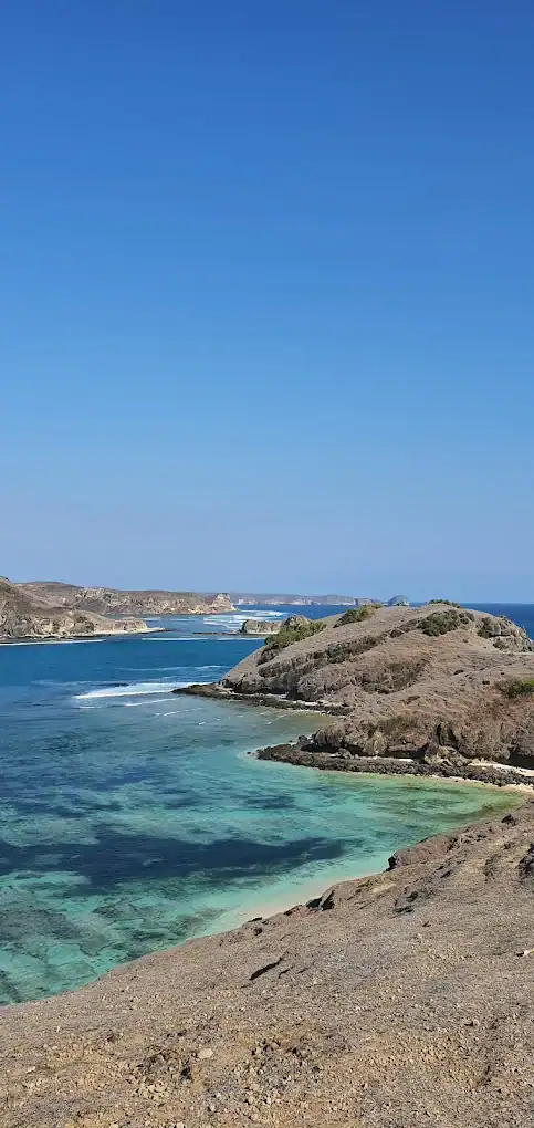 Enjoy panoramic coastal views from Bukit Merese near Kuta Lombok. One of the best things to do in South Lombok, it’s perfect for sunset, scenic walks, and a peaceful, halal-friendly travel experience.