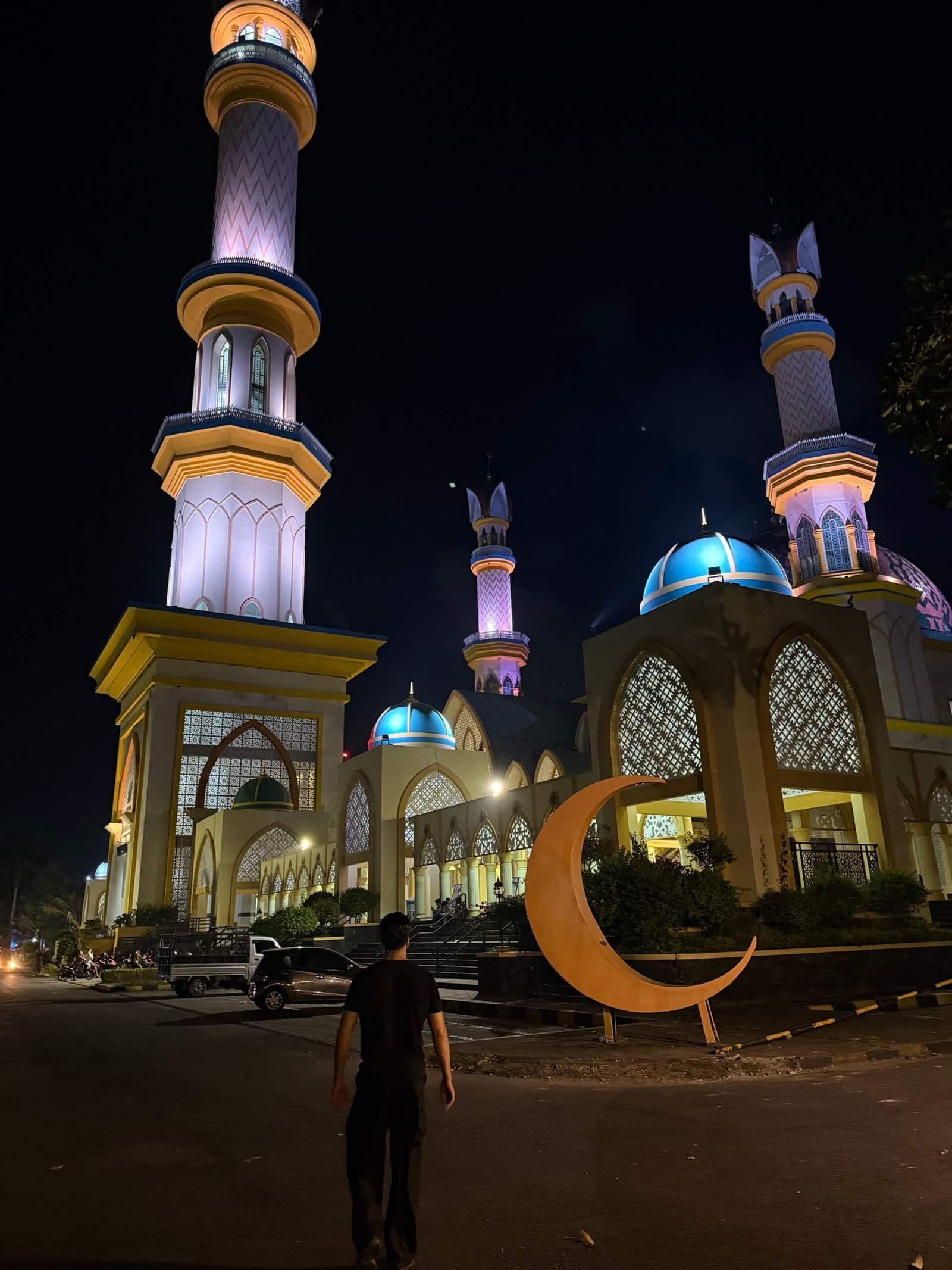 Islamic Center NTB in Mataram is one of the most iconic mosques in Lombok. Known for its grand architecture and tall golden dome, it can accommodate thousands of worshippers. Visitors can climb the tower for panoramic views over Mataram and the coastline. The mosque is open to tourists outside prayer times, making it a must-visit for those interested in Islamic culture and architecture during their stay in Lombok.