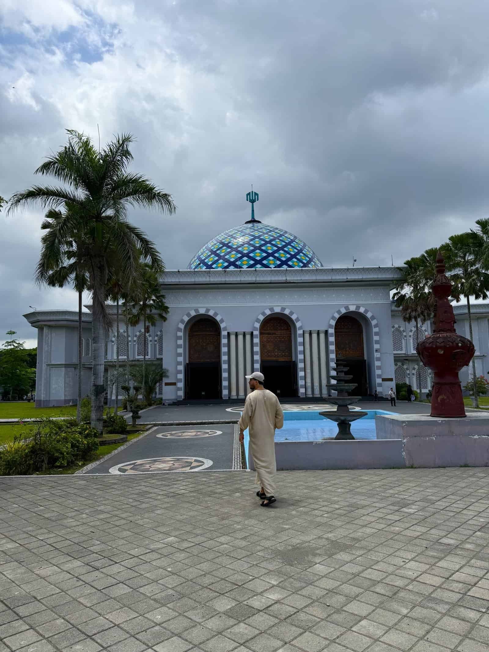 Praya Lombok Mosque: Where to Find a Masjid Looking for a mosque in Praya, Lombok? Praya is the main town in Central Lombok and offers several easily accessible masjid for daily prayers. The central mosques in Praya are located near markets, residential areas, and main roads, making them convenient for both locals and travelers. As a regional hub, Praya has a strong Islamic community with regular prayer facilities throughout the town. If you are traveling through Lombok and passing Praya, you will have no difficulty finding a mosque or masjid nearby, ensuring a smooth halal travel experience.