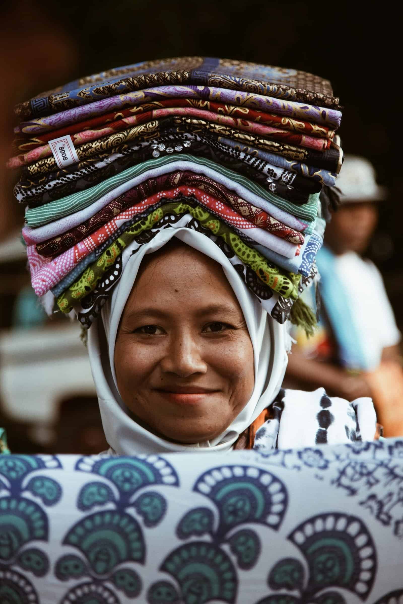 Experience the culture of the Sasak people in Lombok—from traditional villages and handicrafts to local cuisine and daily Muslim life. A must for those seeking authentic, halal-friendly cultural experiences in Lombok.