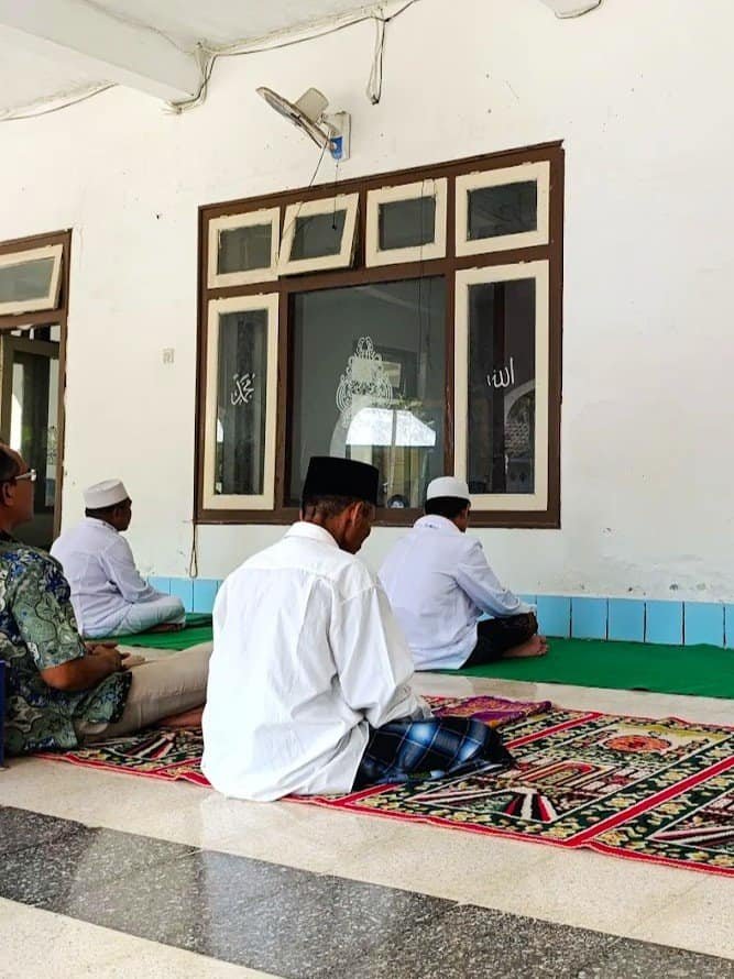 Selong Belanak Mosque: Where to Find a Masjid Looking for a mosque in Selong Belanak, Lombok? This peaceful beach area has local masjid available for daily prayers, mainly located in nearby villages around the bay. While Selong Belanak is quieter than Kuta Lombok, you can easily find a mosque within a short distance from the beach and accommodations. These neighborhood masjid serve both locals and visitors, providing a convenient place to pray. Selong Belanak offers a relaxed atmosphere while still supporting halal travel needs, with accessible mosques and a strong Islamic presence in the surrounding area.