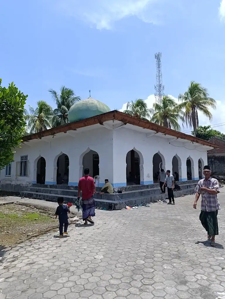 Selong Belanak Mosque: Where to Find a Masjid Looking for a mosque in Selong Belanak, Lombok? This peaceful beach area has local masjid available for daily prayers, mainly located in nearby villages around the bay. While Selong Belanak is quieter than Kuta Lombok, you can easily find a mosque within a short distance from the beach and accommodations. These neighborhood masjid serve both locals and visitors, providing a convenient place to pray. Selong Belanak offers a relaxed atmosphere while still supporting halal travel needs, with accessible mosques and a strong Islamic presence in the surrounding area.