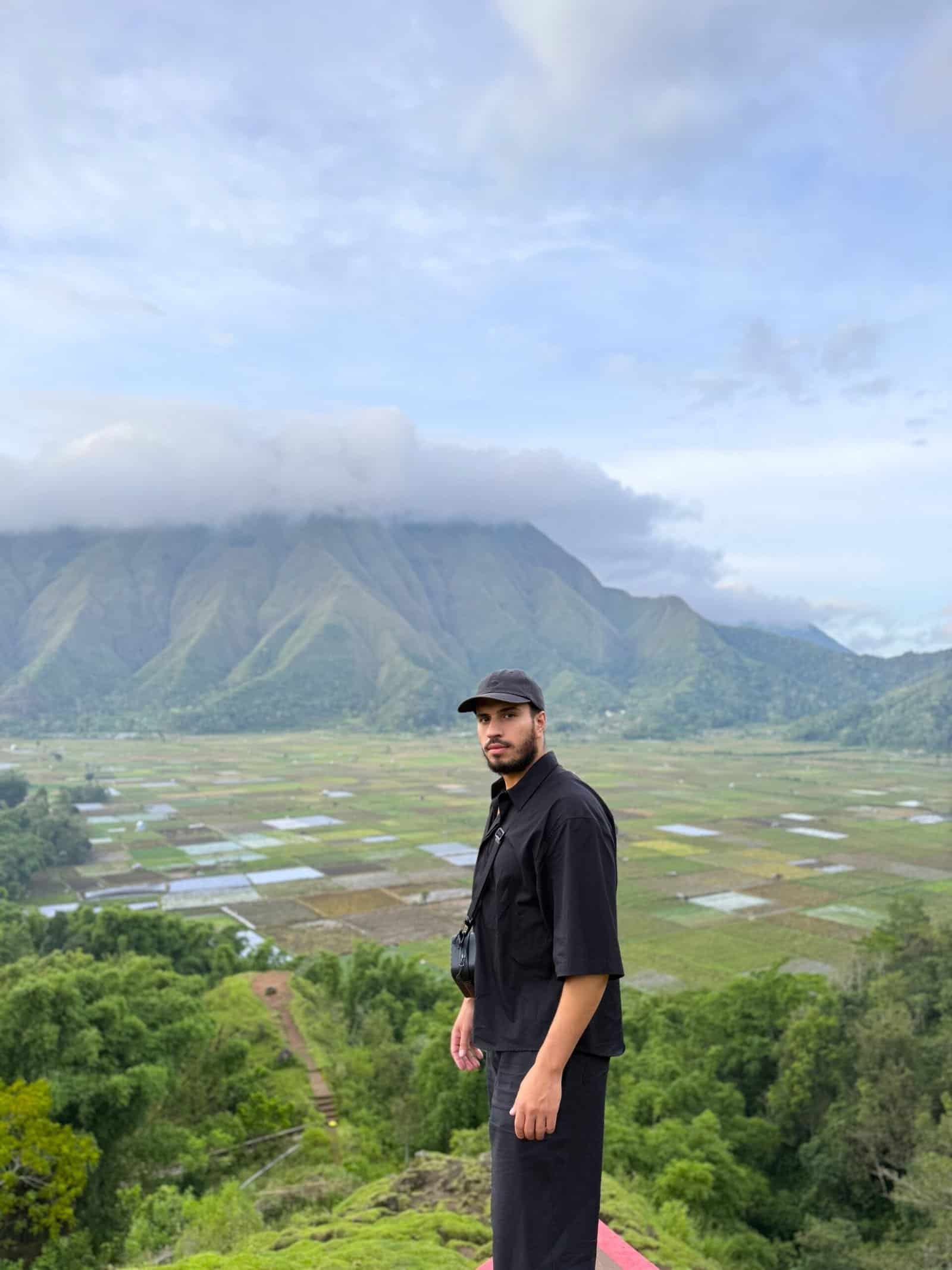 Sembalun in Lombok is a peaceful mountain village near Mount Rinjani, perfect for halal-friendly travel. Discover the best things to do in Sembalun, from scenic hikes and sunrise viewpoints to local farms and authentic Muslim culture.