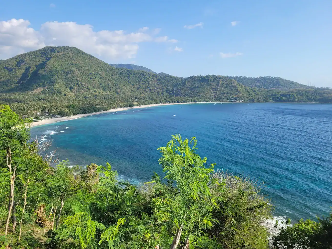 Senggigi in Lombok is a peaceful coastal destination with beautiful beaches and stunning sunsets. Located in Indonesia, it’s ideal for Muslim-friendly travel, with halal food, mosques, and comfortable family resorts nearby.