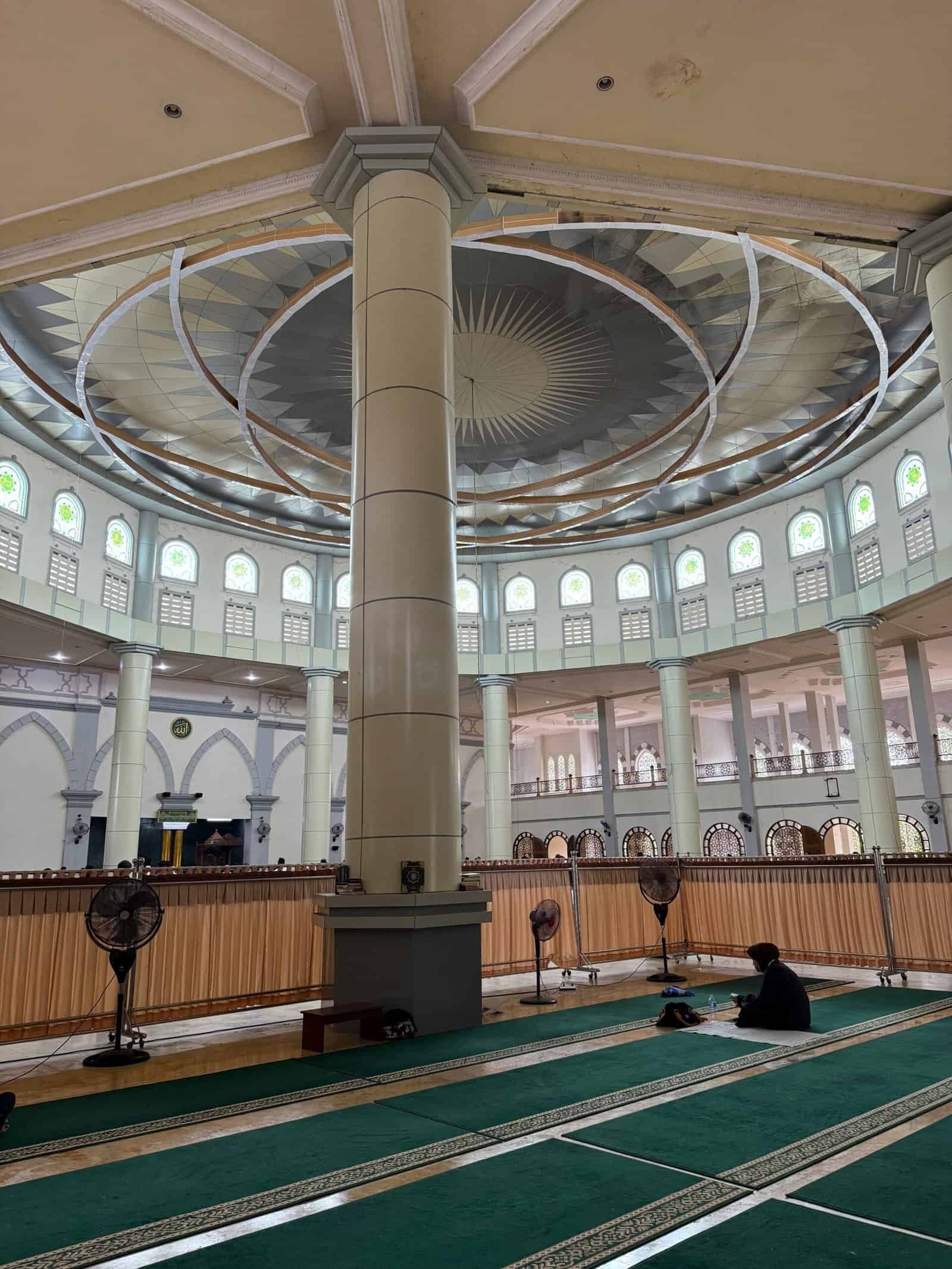Praya Lombok Mosque: Where to Find a Masjid Looking for a mosque in Praya, Lombok? Praya is the main town in Central Lombok and offers several easily accessible masjid for daily prayers. The central mosques in Praya are located near markets, residential areas, and main roads, making them convenient for both locals and travelers. As a regional hub, Praya has a strong Islamic community with regular prayer facilities throughout the town. If you are traveling through Lombok and passing Praya, you will have no difficulty finding a mosque or masjid nearby, ensuring a smooth halal travel experience.