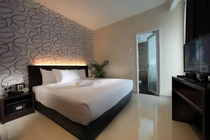 Kuala Lumpur is a leading destination for halal travel in Asia, offering a wide range of hotels across popular areas like Bukit Bintang, KLCC, Chinatown, and Bangsar. From luxury stays near the Petronas Twin Towers to budget-friendly hotels in cultural districts, visitors can easily find accommodations with halal dining options, prayer facilities, and nearby mosques. Whether you’re traveling for shopping, business, or leisure, Kuala Lumpur provides a comfortable and Muslim-friendly hotel experience in every part of the city.