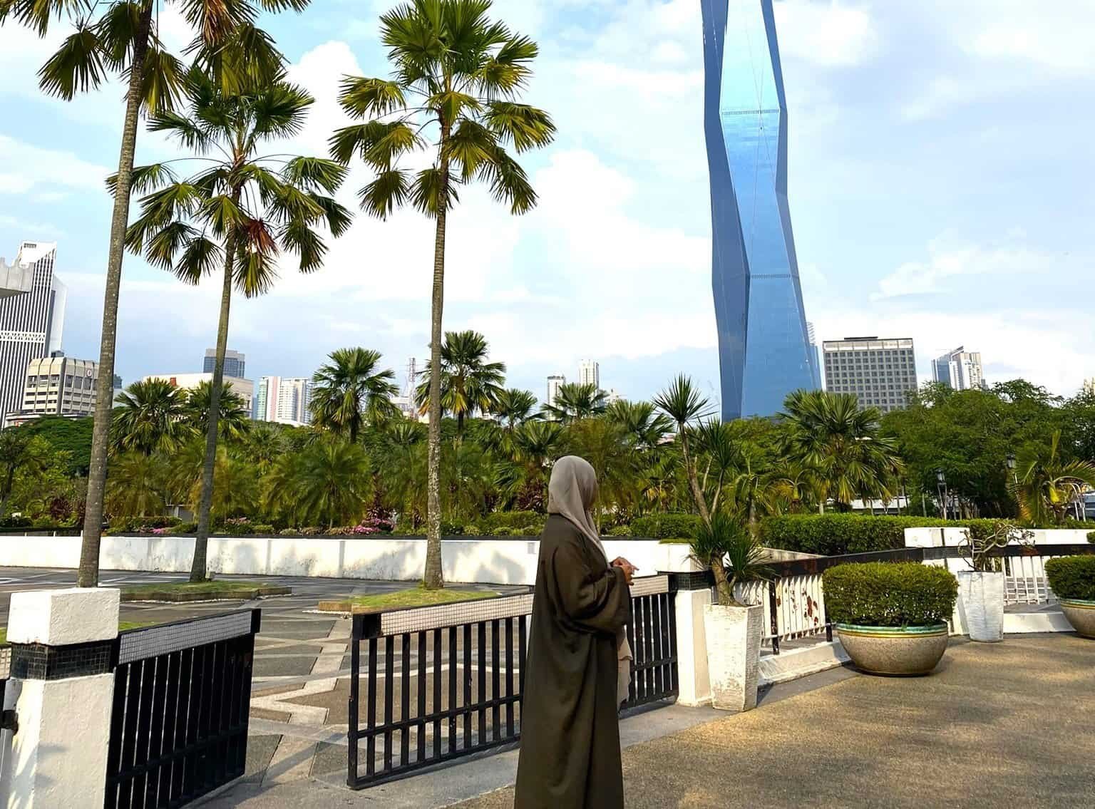 Find the perfect halal-friendly hotel in Kuala Lumpur, designed for Muslim travelers seeking comfort, convenience, and peace of mind. Stay close to popular attractions, mosques, and halal dining options while enjoying modern amenities and welcoming hospitality. From luxury accommodations near Petronas Twin Towers to budget-friendly stays in lively neighborhoods, Kuala Lumpur offers hotels that cater to Islamic needs with halal food options, prayer facilities, and family-friendly services. Experience a seamless halal stay in Malaysia’s dynamic capital city.